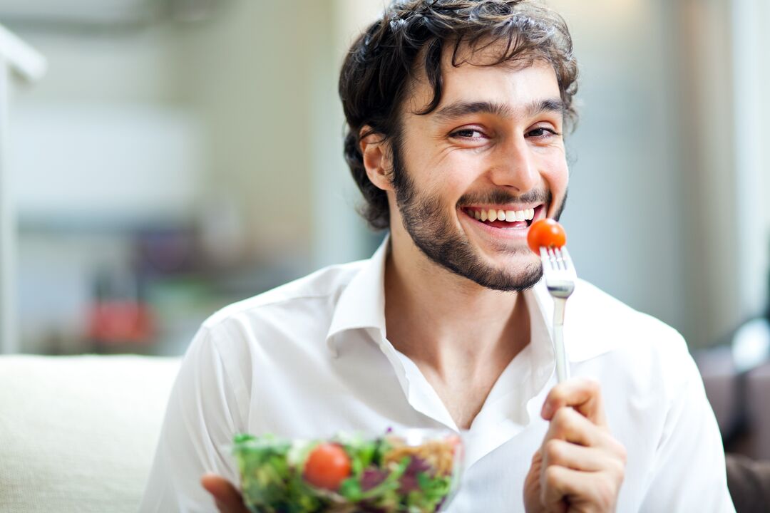 el hombre come verduras para aumentar la potencia